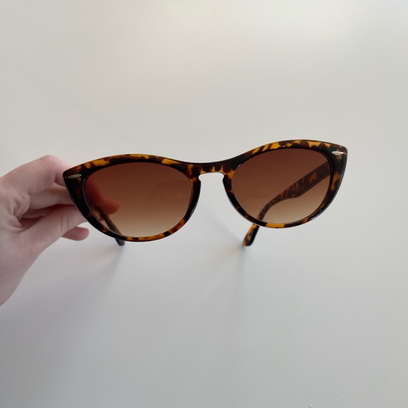 90s Vintage Look Cat Eye Tortoiseshell Sunglasses 🕶 - Picture 3 of 10